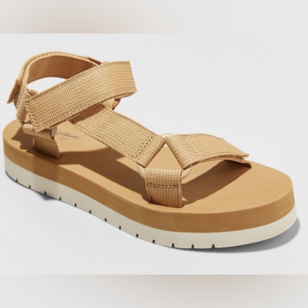 Universal Thread platform beige sandals Sz9